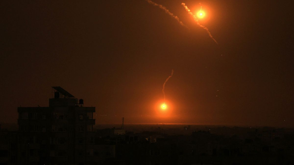 Pásmo Gazy čelí silnému ostřelování, Izrael v noci rozšíří pozemní akce